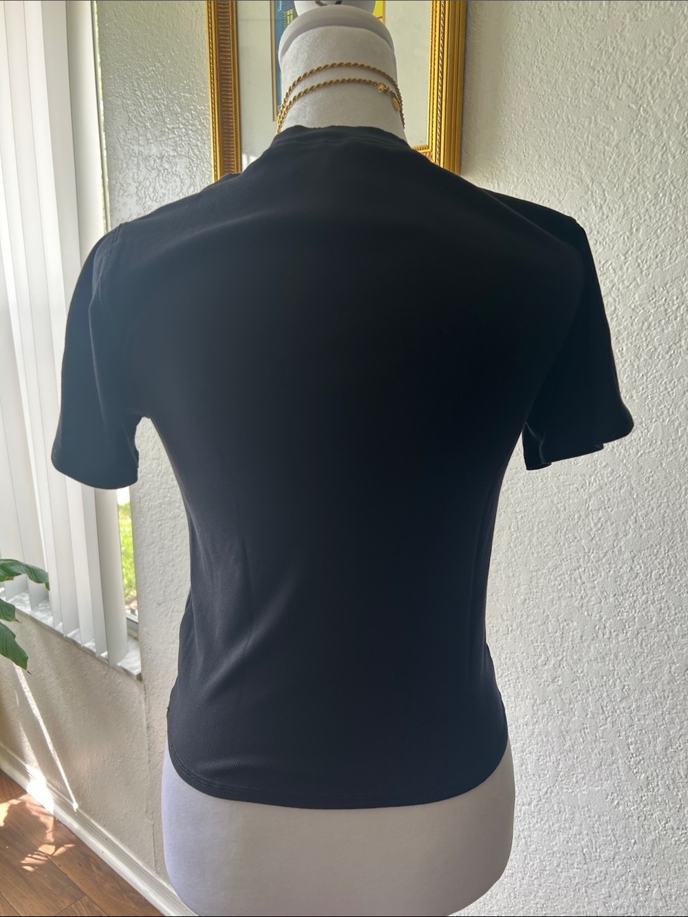 Vuori Ribbed Classic Black Women's Crewneck Tee - Picture 3 of 4